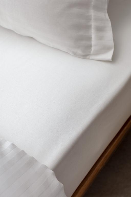  Elicia Super King Size Çizgili Saten Nevresim Takımı